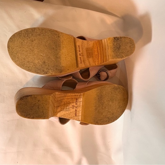 FREE PEOPLE Sz 38 Circle Clog Sandals Wooden Soles Leather Uppers Buckle Closure - Picture 9 of 11